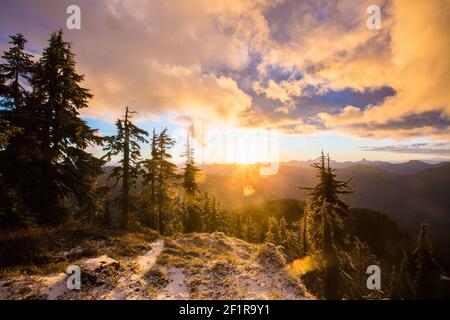 Coucher de soleil dans les montagnes de la côte, Vancouver, C.-B. Banque D'Images