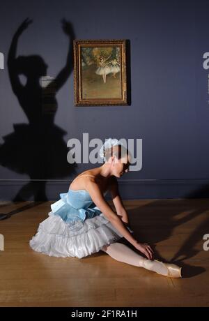 DANSEURS DU BALLET NATIONAL ANGLAIS DANSE INFROUNT DE DEUX DANSEURS SUR UNE SCÈNE PAR DEGAS, PARTIE DE LA NOUVELLE EXHITION, DEGAS, SICKET ET TOULOUSE LAUTREC, À TATE BRITIIAN.3/10 TOM PILSTON Banque D'Images