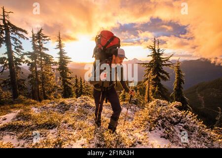 Randonnée Backpacker au sommet de la montagne, Whistler, C.-B. Banque D'Images