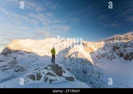 Homme debout sur la crête rocheuse de montagne, vue sur la chaîne de montagnes pittoresque Banque D'Images