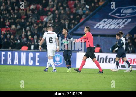 Neymar da Silva Santos Junior - Neymar Jr (PSG) et Antony Goncalves (RC Strasbourg Alsace) avaient le désaccord, Johan HAMEL (arbitre) lors de la coupe de France, tour de 32 match de football entre Paris Saint-Germain et RC Strasbourg le 23 janvier 2019 au stade du Parc des Princes à Paris, France - photo Stephane Allaman / DPPI Banque D'Images