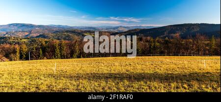 Beskid Zywiecki avec la colline de Pilsko, les montagnes de Tatra et beaucoup d'autres collines de la colline de Ceslar en automne Slezske montagnes de Beskydy sur les frontières tchèques - polonais Banque D'Images