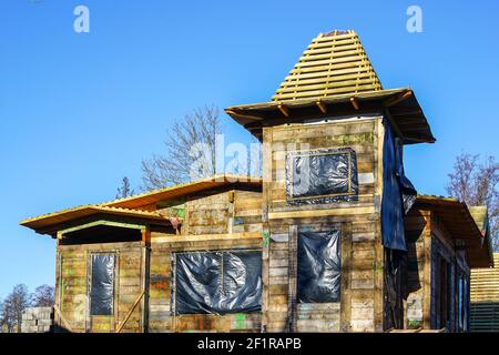 restauration d'une ancienne maison en bois par numérotation, démontage, montage et remplacement des éléments endommagés Banque D'Images