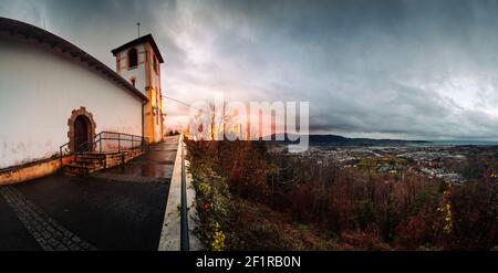 San Martzial ermitage au sommet de la montagne avec vue sur Bidasoa-Txingudi, pays basque. Banque D'Images