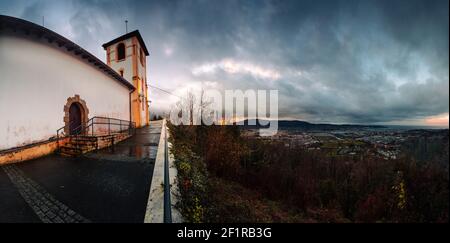 San Martzial ermitage au sommet de la montagne avec vue sur Bidasoa-Txingudi, pays basque. Banque D'Images