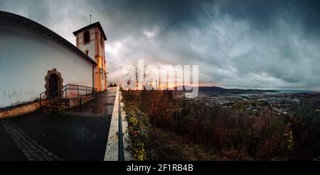 San Martzial ermitage au sommet de la montagne avec vue sur Bidasoa-Txingudi, pays basque. Banque D'Images