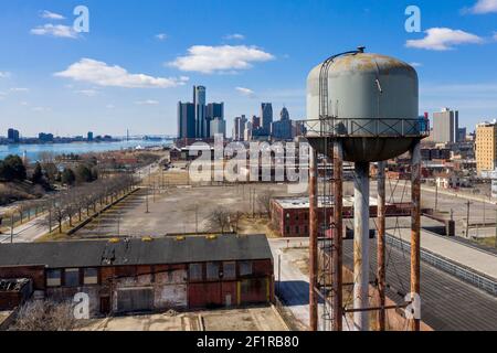 Detroit, Michigan - UNE tour d'eau dans ce qui était autrefois un entrepôt et une zone industrielle sur le bord de la rivière est de Detroit. Ces dernières années, parcs, logement, Banque D'Images