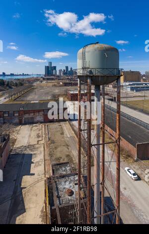 Detroit, Michigan - UNE tour d'eau dans ce qui était autrefois un entrepôt et une zone industrielle sur le bord de la rivière est de Detroit. Ces dernières années, parcs, logement, Banque D'Images