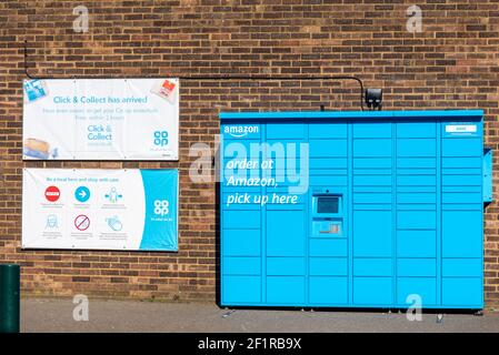 Point de collecte Amazon. Système de colis automatisé Co-op Click and Collect Banque D'Images