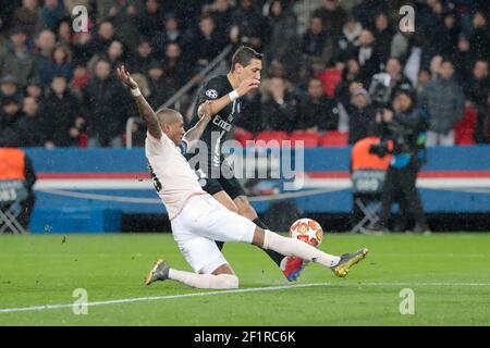 Angel Di Maria (PSG) a donné un coup de pied au ballon, Ashley Young (Manchester United)(ENG) pendant la Ligue des champions de l'UEFA, ronde de 16, 2ème match de football entre Paris Saint-Germain et Manchester United le 6 mars 2019 au stade du Parc des Princes à Paris, France - photo Stephane Allaman / DPPI Banque D'Images