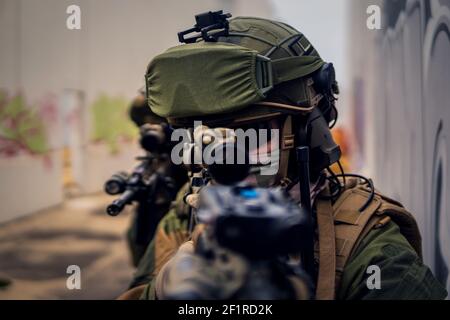 Un soldat des forces spéciales visant un fusil d'assaut Banque D'Images