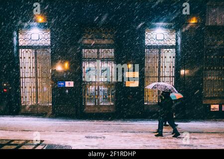 Personnes marchant dans les rues de Madrid lors de fortes chutes de neige, Espagne. Banque D'Images