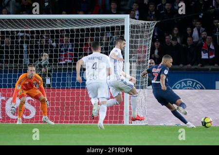 Kylian Mbappe Lottin (PSG) a donné un coup de pied au ballon pour la dernière tentative de marquer le match contre Matz PELS (Racing Club Strasbourg Alsace), Ludovic AJORQUE (Racing Club Strasbourg Alsace), Pablo MARTINEZ (Racing Club Strasbourg Alsace) Lors du match de football L1 du championnat français entre Paris Saint-Germain et RC Strasbourg Alsace le 7 avril 2019 au stade du Parc des Princes à Paris, France - photo Stephane Allaman / DPPI Banque D'Images