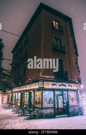 Ancien bâtiment, bar et rues couverts de neige pendant le blizzard à Madrid, Espagne Banque D'Images