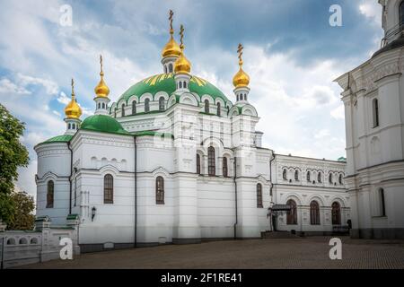 Chambres de réfectoire avec l'église des Saints Anthony et Theodosius au complexe du monastère de Pechersk Lavra - Kiev, Ukraine Banque D'Images