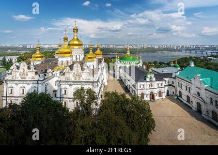 Vue aérienne du monastère de Pechersk Lavra et de la cathédrale de Dormition - Kiev, Ukraine Banque D'Images