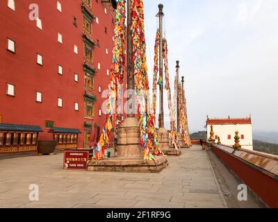 Drapeaux bouddhistes de prière de couleur au temple bouddhiste de Putuo Zongcheng, Chengde, Chine Banque D'Images