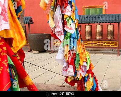 Drapeaux bouddhistes de prière de couleur au temple bouddhiste de Putuo Zongcheng, Chengde, Chine Banque D'Images