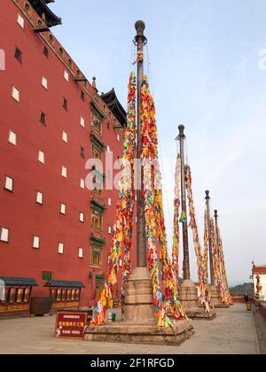 Drapeaux bouddhistes de prière de couleur au temple bouddhiste de Putuo Zongcheng, Chengde, Chine Banque D'Images