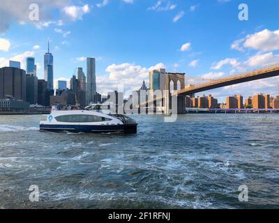 Bateau fluvial à Lower Manhattan, à côté du pont de Brooklyn, New York. Banque D'Images