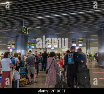 Las Palmas de Gran Canaria, îles Canaries, Espagne 26 décembre 2020 : touristes en attente au comptoir d'enregistrement à l'aéroport de Las Palmas. Les gens portent Banque D'Images