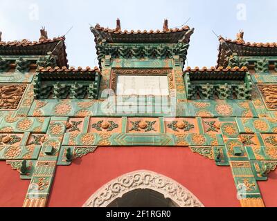 Porte à l'intérieur du temple bouddhiste de Putuo Zongcheng, l'un des huit temples extérieurs de Chengde, en Chine Banque D'Images