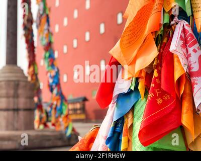 Drapeaux bouddhistes de prière de couleur au temple bouddhiste de Putuo Zongcheng, Chengde, Chine Banque D'Images