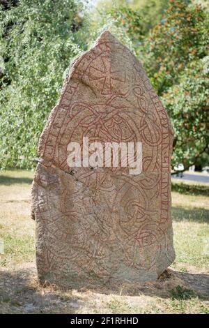 Une pierre de rune à Universitetsgarten, Uppsala, Suède. Trouvé à Gamla Torget en 1920, l'inscription est de la 11 siècle AD. Banque D'Images