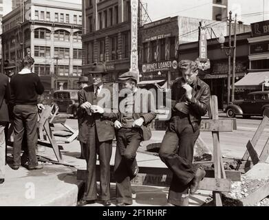 Armée du salut, San Francisco, Californie. Les jeunes chômeurs font une pause pour flâner et regarder, puis passer - Photographie de Dorothea Lange Banque D'Images