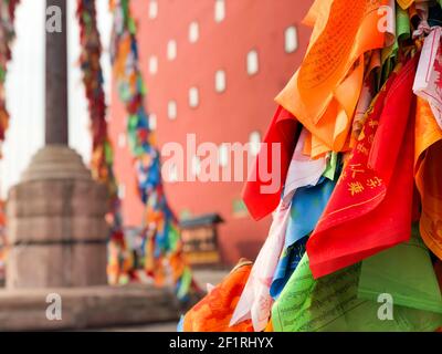 Drapeaux bouddhistes de prière de couleur au temple bouddhiste de Putuo Zongcheng, Chengde, Chine Banque D'Images