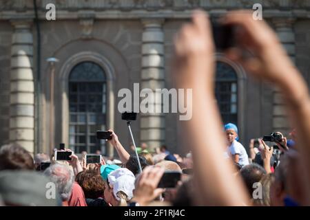 Les membres du public prennent des photos de la relève de la garde, Kungliga Slottet, Gamla Stan, Stockholm, Suède. Banque D'Images