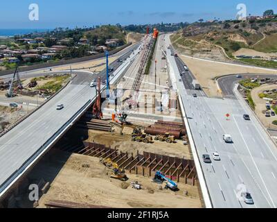 Vue aérienne de la construction du pont autoroutier sur la petite rivière Banque D'Images