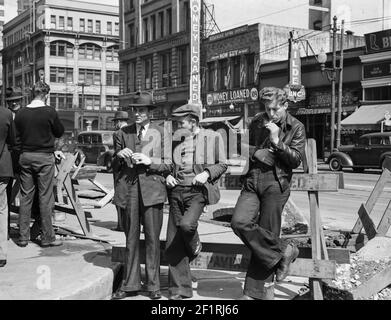 Armée du salut, San Francisco, Californie. Les jeunes chômeurs font une pause pour flâner et regarder, puis passer - Photographie de Dorothea Lange Banque D'Images