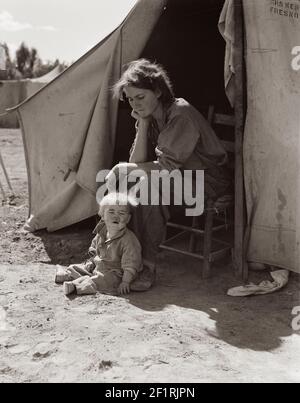 Mère de dix-huit ans originaire d'Oklahoma, devenue un migrant de Californie - Photographie par Dorothea Lange Banque D'Images