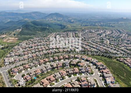 Vue aérienne du quartier de la classe moyenne supérieure autour de Double Peak Parc à San Marcos Banque D'Images