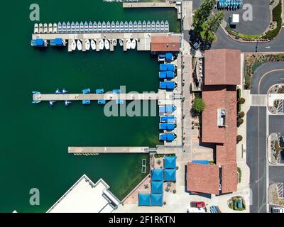 Vue aérienne du lac Mission Viejo, avec installations de loisirs et petite jetée à Playe Del Norte. Californie Banque D'Images