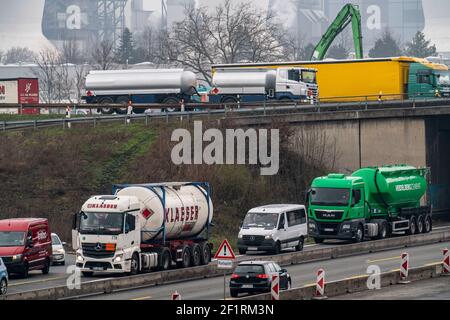 Trafic important à la jonction de l'autoroute Herne, l'A42 et l'A43, site de construction majeur, de nombreux HGV, filetage étroit et court de la route de patinage sur Banque D'Images