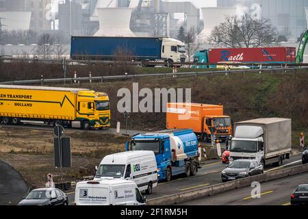 Trafic important à la jonction de l'autoroute Herne, l'A42 et l'A43, site de construction majeur, de nombreux HGV, filetage étroit et court de la route de patinage sur Banque D'Images