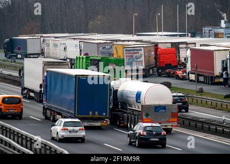 Trafic lourd à la jonction Recklinghausen des autoroutes A2 et A43, en direction ouest, zone de service Hohenhorst, débordement de camions, NRW, Allemand Banque D'Images