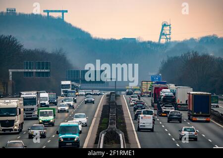 Trafic lourd sur l'A2 à la jonction Recklinghausen direction ouest, en arrière-plan les tours sinueuses de l'ancienne collierie Ewald, NRW, Allemagne Banque D'Images