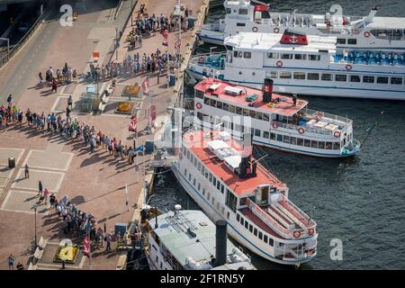 Les passagers font la queue pour les tours-boats de Stomma à Stadshuskajen, Stockholm, Suède. Banque D'Images