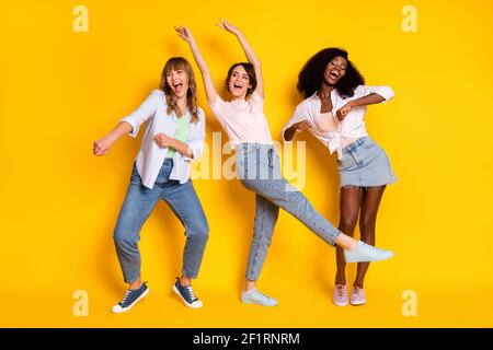 Photo pleine grandeur de Nice optimiste trois vêtements de danse pour femmes jean blanc avec chemise isolée sur fond jaune vif Banque D'Images