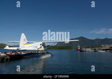 Hydravion stationné à un quai de Tofino, île de Vancouver, Colombie-Britannique Banque D'Images