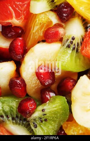 Morceaux de fruits raznfh gros plan en plein écran, salade de fruits. Tranches de fruits frais et sains pour une alimentation saine. Banque D'Images