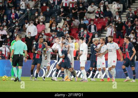 Leandro PAREDES (PSG) saisit par la gorge Valére GERMAIN (Olympique de Marseille) (Olympique de Marseille) lors du championnat de France Ligue 1 Uber Eats entre Paris Saint-Germain et Olympique de Marseille le 13 septembre 2020 au Parc des Princes à Paris, France - photo Stephane Allaman / DPPI Banque D'Images