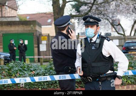 Londres, Royaume-Uni, 9 mars 2021: La police recherche un bloc d'appartements, Poynders court, sur la route A205 Poynders, et le met a confirmé qu'il était en relation avec la disparition de Sarah Everard. La femme de 33 ans est absente depuis le 3 mars. La police a encorré la circulaire du Sud et des policiers en costume de forensics blancs attendent dans des fourgonnettes au bord du cordon de police. Une foule de personnes et de reporters locaux se sont réunis et certaines personnes regardent des événements depuis leur balcon. Anna Watson/Alay Live News Banque D'Images