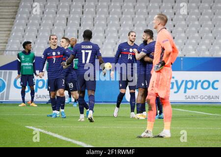 Olivier Giroud (FRA) a marqué un but contre Robin Olsen (SWE), célébration dans les armes de Kylian Mbappe (FRA), à côté d'Adrien Rabiot (FRA), Lucas digne (FRA), Moussa Sissoko (FRA), Antoine Griezmann (FRA) lors du match de football de la Ligue des Nations de l'UEFA entre la France et la Suède le 17 novembre, 2020 au Stade de France à Saint-Denis, France - photo Stephane Allaman / DPPI Banque D'Images