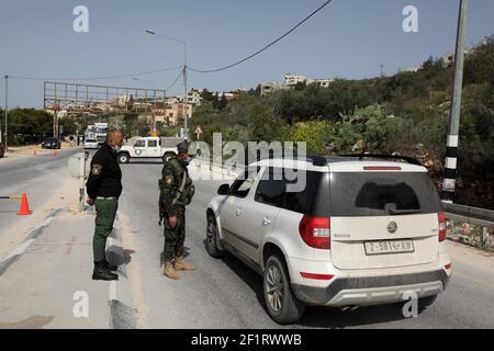 9 mars 2021 : Tulkarem, Cisjordanie, Palestine. 09 mars 2021. Des membres des forces de sécurité nationales palestiniennes vérifient les véhicules qui se déplacent dans la ville de Tulkarem, alors qu'un nouveau confinement est imposé en Cisjordanie pour contenir une nouvelle vague de cas de Covid-19. Malgré un couvre-feu nocturne en place depuis une semaine, il y a eu une forte augmentation des cas de coronavirus chez les Palestiniens en Cisjordanie. Les restrictions en vertu du confinement actuel comprennent la fermeture d'écoles, d'universités et d'entreprises non essentielles crédit: Mohammed Turabi/IMAGESLIVE/ZUMA Wire/Alay Live News Banque D'Images