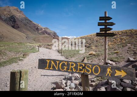 Panneau directionnel avec flèche indiquant où est l'entrée sur le sentier de randonnée dans le parc national d'Aconcagua, Andes, Argentine. Ingreso de l'espagnol Banque D'Images