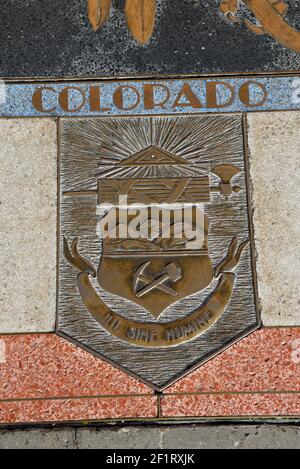 La plaque de relief du Colorado est incrustée dans la surface du Hoover Dams plaza, l'un des sept États qui se trouvent dans le bassin du Colorado. Hoover Banque D'Images